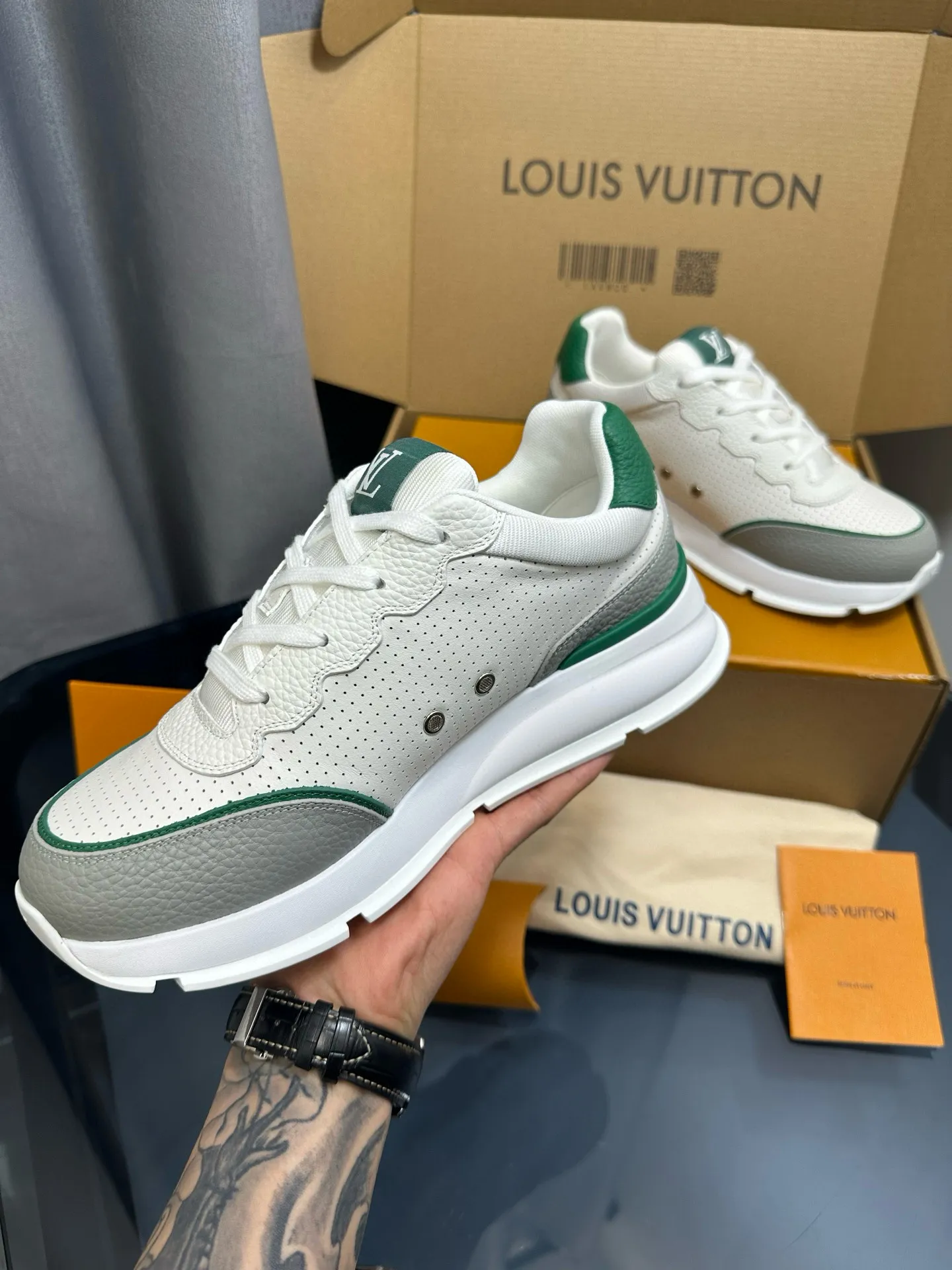 Factory price: 700💰🌈LV | Louis Vuitton 2025𝐬𝐬 🧡💚2025 spring and summer new style top version‼ ️The original version is the same. The counter focuses on the latest casual shoes and new hard goods🆕 ❥Purchasing agent level! Full of high-end feel! A popular model among bloggers at home and abroad, it’s retro and fashionable, and looks stunning on your feet! Wear a lot of happiness! The official website's main recommendation★ ━━━━━ ЅᏇєєt ━━━━━ ▪️Upper: Original custom-made imported calfskin fabric ▪️Inner: breathable gauze imported from Italy ▪️Outsole: rubber foam ➕t men's men's shoes 💰u high-end outsole ▪️Color: nine colors available ▪️Shoe size: 35-44, (45, 46 customized)